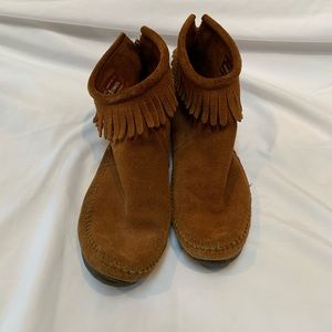 Minnetonka fringed moccasin booties size 9.5